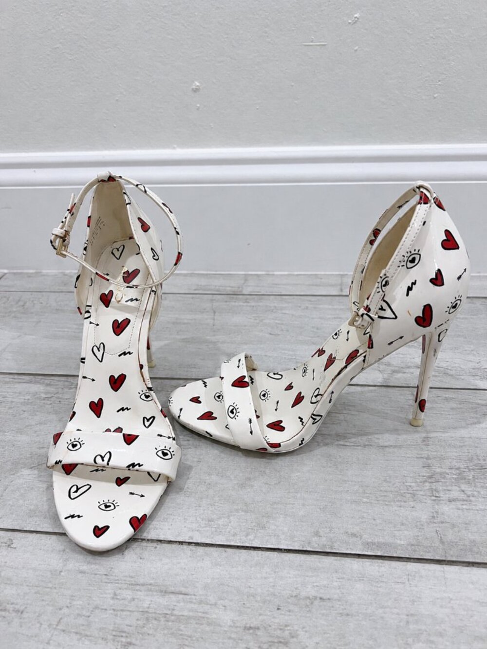 ALDO White Red Heart Doodle Print Stiletto Heels Size 6.5